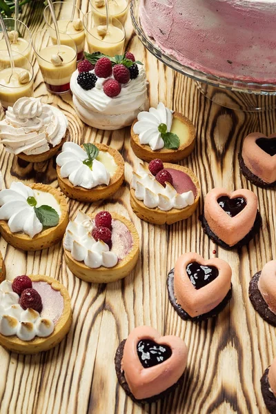 Barra de caramelo decorado por delicioso buffet dulce con cupcakes y — Foto de Stock