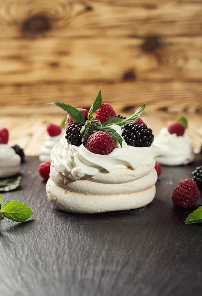 çikolata lezzetli tatlı büfesi kekler tarafından dekore edilmiş ve 