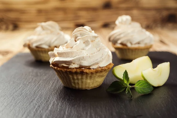 Barra de caramelo decorado por delicioso buffet dulce con cupcakes y —  Fotos de Stock