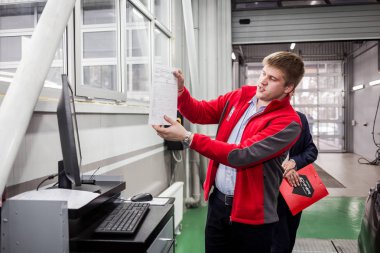 Vinnitsa, Ukrayna - 21 Ekim 2017. Toyota Servis Merkezi araç bakım süreci