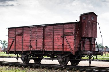 Auschwitz, Polonya - 11 Temmuz 2017. Toplama kampı Auschwitz Birkenau'da raylar üzerinde tarihi tren 