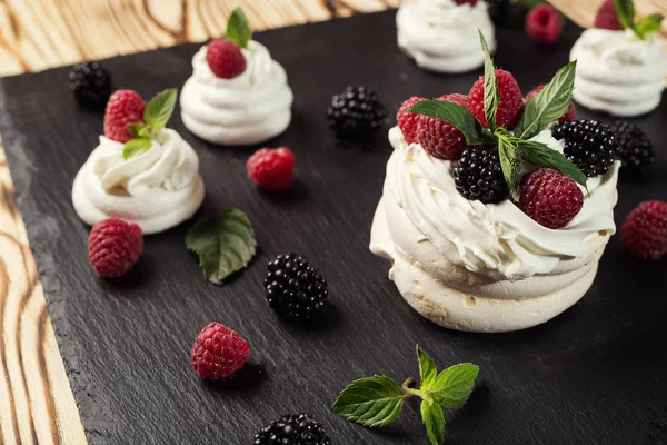 çikolata lezzetli tatlı büfesi kekler tarafından dekore edilmiş ve 