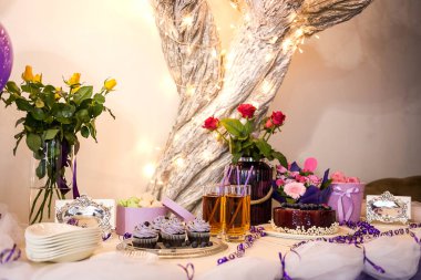 çikolata lezzetli tatlı büfesi kekler tarafından dekore edilmiş ve 