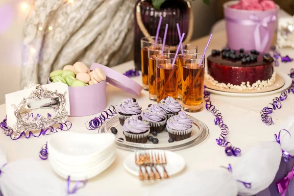 Barra de caramelo decorado por delicioso buffet dulce con cupcakes y — Foto de Stock