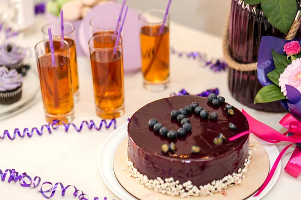 Конфеты бар украшен вкусный сладкий шведский стол с кексами и — стоковое фото