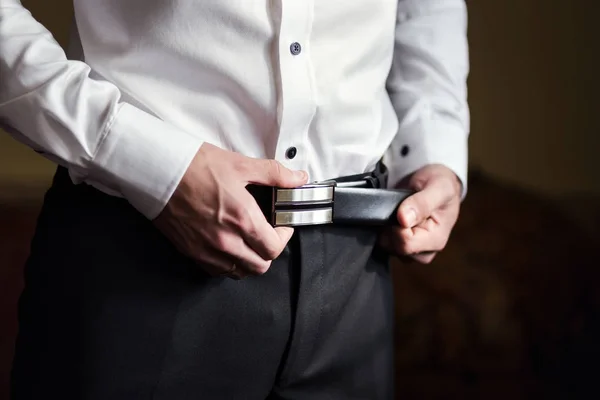 Businessman putting on a belt, fashion and clothing concept,groom getting ready in the morning before ceremony — Stock Photo, Image