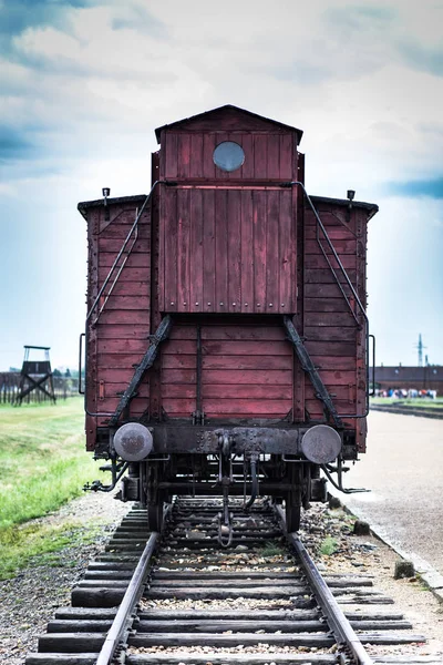 Auschwitz, Lengyelország - július 11-én, 2017. A koncentrációs tábor, Auschwitz-Birkenau sínek történelmi vonat — Stock Fotó