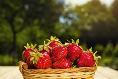 çilek doğal arka planda ahşap masa, yaz vitaminler bir kavram olarak lezzetli birinci sınıf organik meyve sepeti