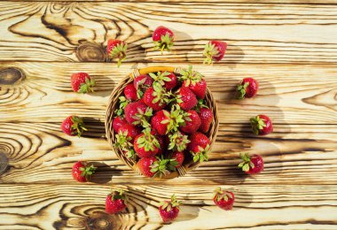 çilek doğal arka planda ahşap masa, yaz vitaminler bir kavram olarak lezzetli birinci sınıf organik meyve sepeti