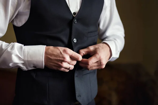 Empresario lleva una chaqueta, manos masculinas primer plano, novio preparándose en la mañana antes de la ceremonia de boda —  Fotos de Stock