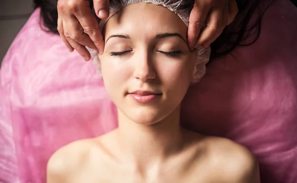 Chica tranquila con spa masaje facial en lujoso salón de belleza —  Fotos de Stock