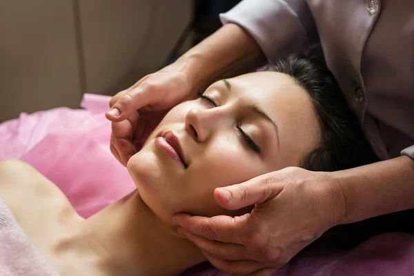 Chica tranquila con spa masaje facial en lujoso salón de belleza — Foto de Stock