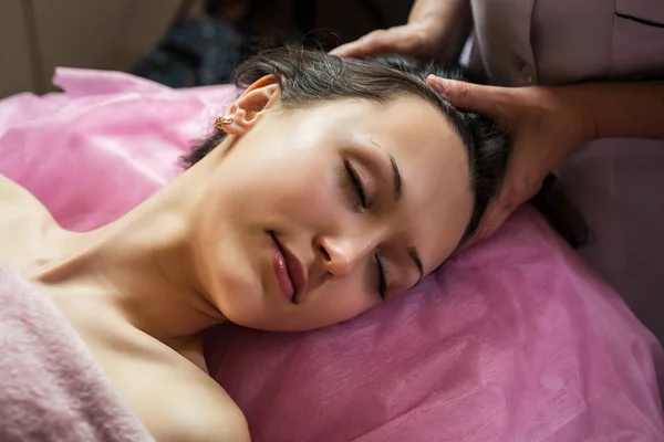 Chica tranquila con spa masaje facial en lujoso salón de belleza — Foto de Stock