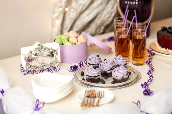 Caramella bar decorato da delizioso buffet dolce con cupcakes e — Foto Stock