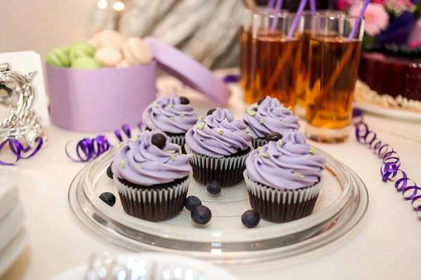 Bar à bonbons décoré par un délicieux buffet sucré avec des cupcakes et — Photo