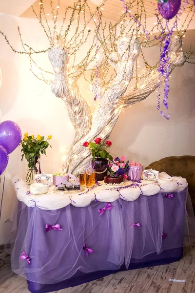 Chocolate bar decorado por delicioso buffet doce com cupcakes e outras sobremesas / doces, conceito de aniversário feliz — Fotografia de Stock