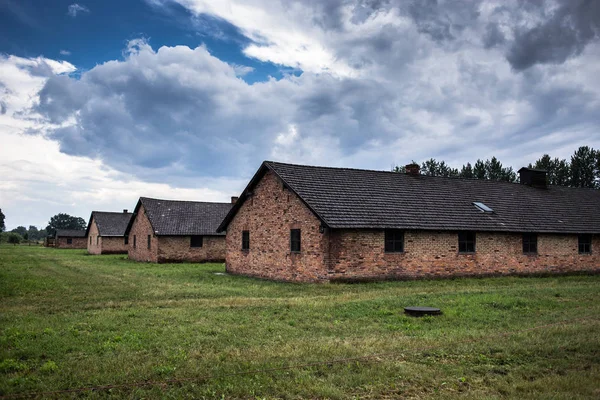 AUSCHWITZ, POLONIA - 11 de julio de 2017.Cuarteles y alambre de púas en un campo de concentración en el museo —  Fotos de Stock