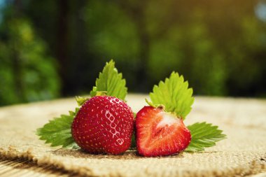 doğal arka planda ahşap masa, yaz vitaminler bir kavram olarak lezzetli birinci sınıf organik meyve çilek