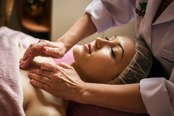 Chica tranquila con spa masaje facial en lujoso salón de belleza — Foto de Stock