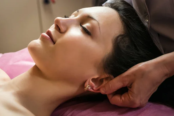 Calm girl having spa facial massage in luxurious beauty salon — Stock Photo, Image