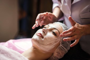 yüz bakımı spa Salonu Güzellik maskesiyle peeling alma kadın