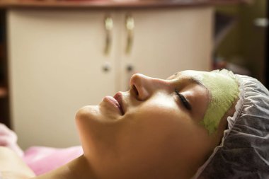 yüz bakımı spa Salonu Güzellik maskesiyle peeling alma kadın