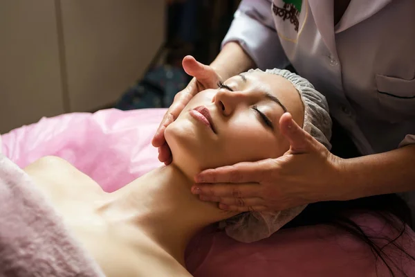 Chica tranquila con spa masaje facial en lujoso salón de belleza — Foto de Stock