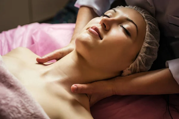 Calm girl having spa facial massage in luxurious beauty salon — Stock Photo, Image
