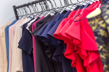 renkli kadın kıyafetleri ve diğer Giyim Askıları bir perakende mağazası olarak üzerinde. Moda ve alışveriş kavramı