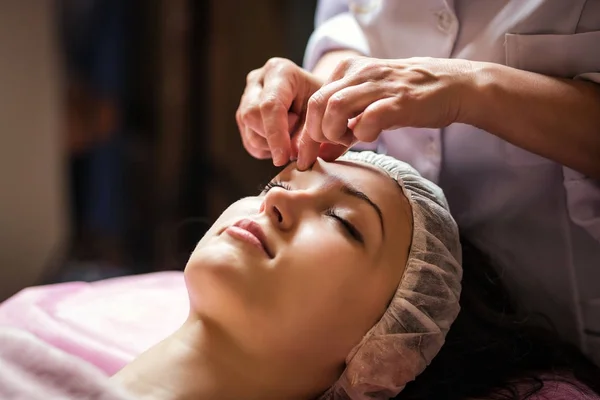 Fille calme ayant spa massage facial dans un salon de beauté luxueux — Photo