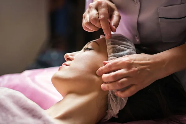 Fille calme ayant spa massage facial dans un salon de beauté luxueux — Photo