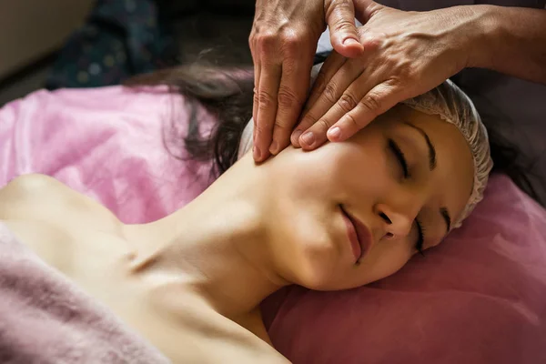 Chica tranquila con spa masaje facial en lujoso salón de belleza —  Fotos de Stock