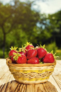 çilek doğal arka planda ahşap masa, yaz vitaminler bir kavram olarak lezzetli birinci sınıf organik meyve sepeti