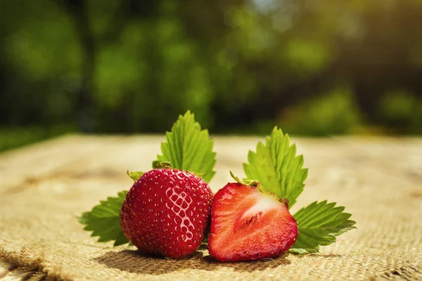 Stroberi dengan latar belakang alami, buah organik kelas satu yang lezat sebagai konsep vitamin musim panas — Stok Foto