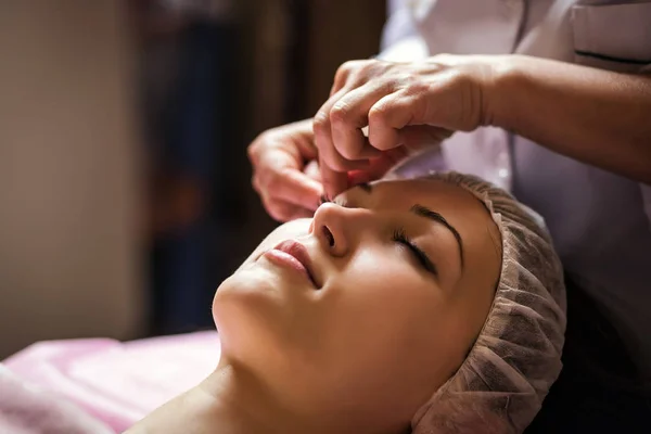 Chica tranquila con spa masaje facial en lujoso salón de belleza —  Fotos de Stock