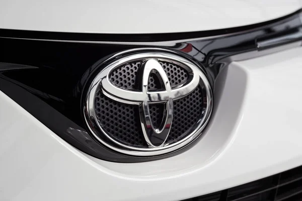 Vinnitsa, Oekraïne -, 10 januari 2018. De auto van het concept van de Toyota Rav 4 - logo — Stockfoto