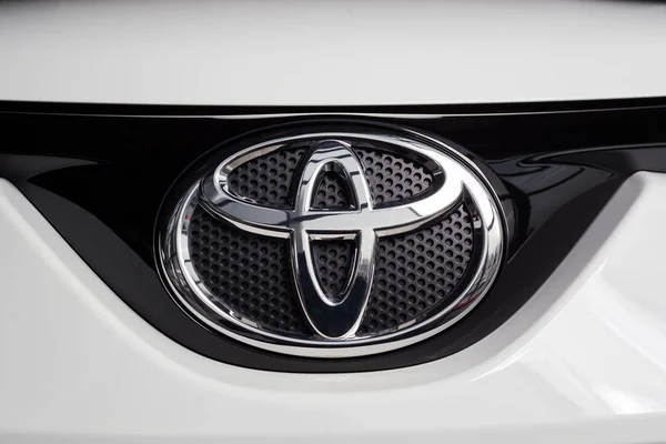 Vinnitsa, Ukrayna - 10 Ocak 2018. Toyota Rav 4 konsept otomobil - logo — Stok fotoğraf
