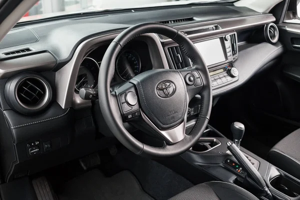 Vinnitsa, Ucrânia - 10 de janeiro de 2018. Carro conceito Toyota RAV 4 - interior interior — Fotografia de Stock