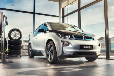 20 Ocak, 2018 - Vinnitsa, Ukrayna. BMW i3 elektrikli araç modeli sunum showroom - ön yüzü
