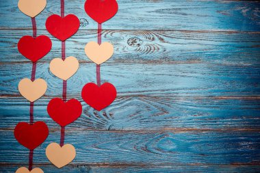 Sevgiliye arka plan kırmızı kalpler/kopya alanı ile dekore edilmiştir.