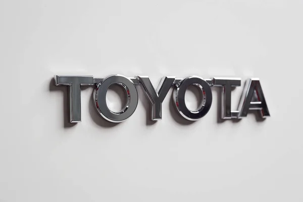 Vinnitsa, Ucrânia - 10 de janeiro de 2018. Carro conceito Toyota RAV 4 - logotipo — Fotografia de Stock