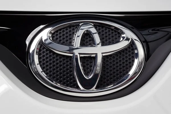 Vinnitsa, Ukrayna - 10 Ocak 2018. Toyota Rav 4 konsept otomobil - logo