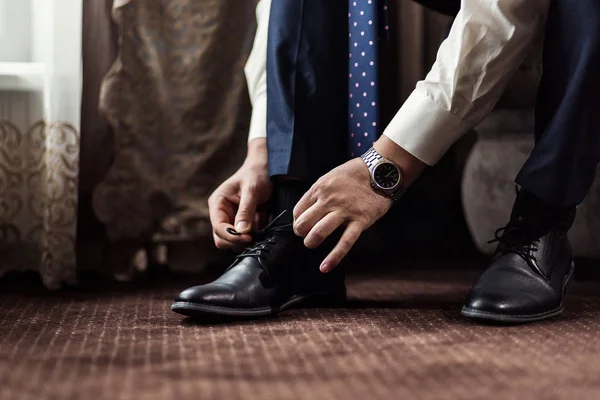 Zapatos de ropa de hombre de negocios, hombre preparándose para el trabajo, novio mañana antes de la ceremonia de boda — Foto de Stock