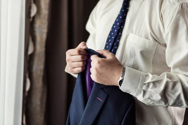 Empresário usa uma jaqueta, mãos masculinas close-up, noivo se preparando pela manhã antes da cerimônia de casamento — Fotografia de Stock