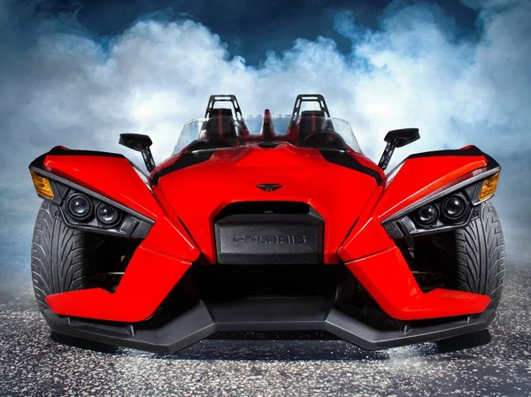 Винница, Украина - 18 ноября 2017: Polaris Slingshot, трехколесный автомобиль на дороге Стоковая Картинка