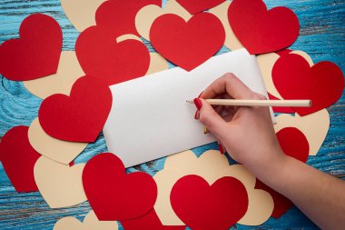 Sevgiliye arka plan kırmızı Kalpler ve aşk kartı/kopya alanı ile dekore edilmiş