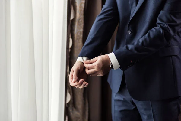 Homme d'affaires porte une veste, mains masculines gros plan, marié se préparer le matin avant la cérémonie de mariage — Photo