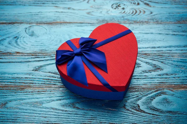 День Святого Валентина фон з подарунковою коробкою у вигляді серця — стокове фото