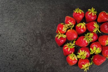 taş zemin, yaz vitaminler bir kavram olarak lezzetli birinci sınıf organik meyve üzerine çilek