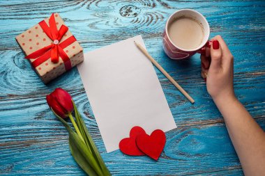 Sevgiliye arka plan kırmızı Kalpler ve kartpostal/kopya alanı ile dekore edilmiş